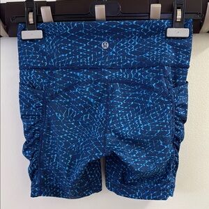 Lululemon Women’s Blue Patterned Shorts with side pockets excellent condition
